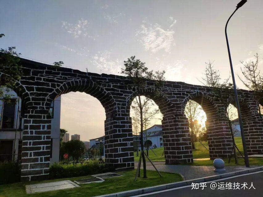 重庆移通学院东大门图片