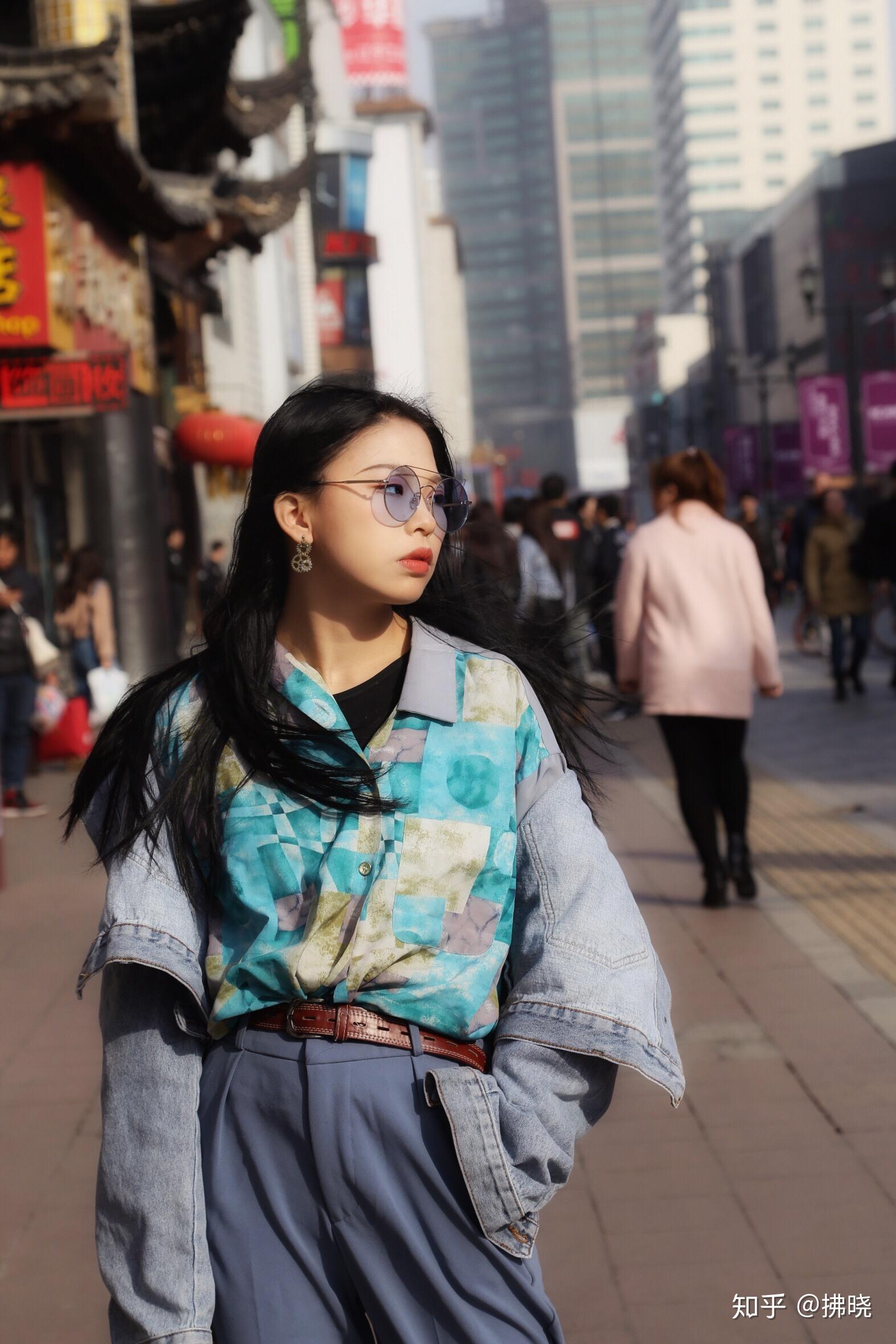 女生拍照哪些姿势才会显得拍照比较酷酷的感觉呢