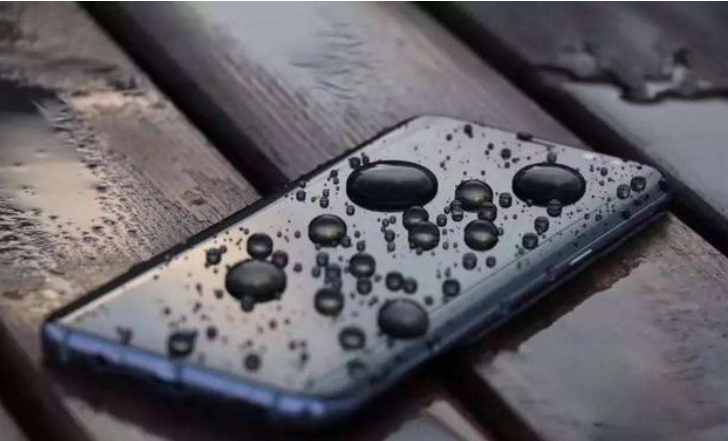 甩动和吹风机只会让进入手机内部的水进行扩散,泡是时间不长的话,水