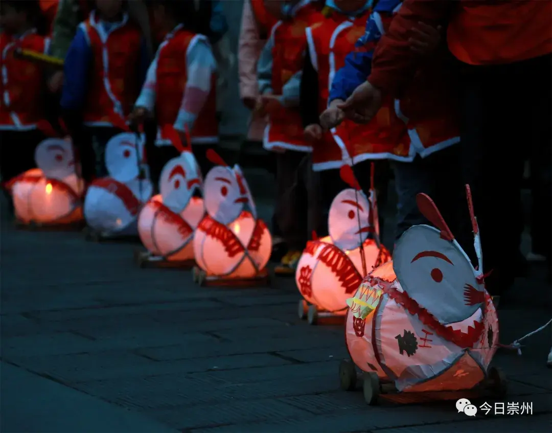 兔灯巡游红歌快闪夜晚的元通古镇超燃