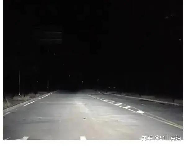 【行车规范】夜晚开车，对方车辆闪3下远光，知道什么意思吗？这些灯语要牢记 知乎