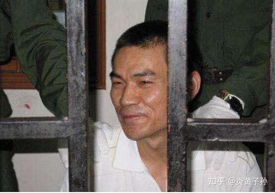 向妻子点了点头说:"他就是乔四"旋转的舞步停止了,一曲刚终,又换成了