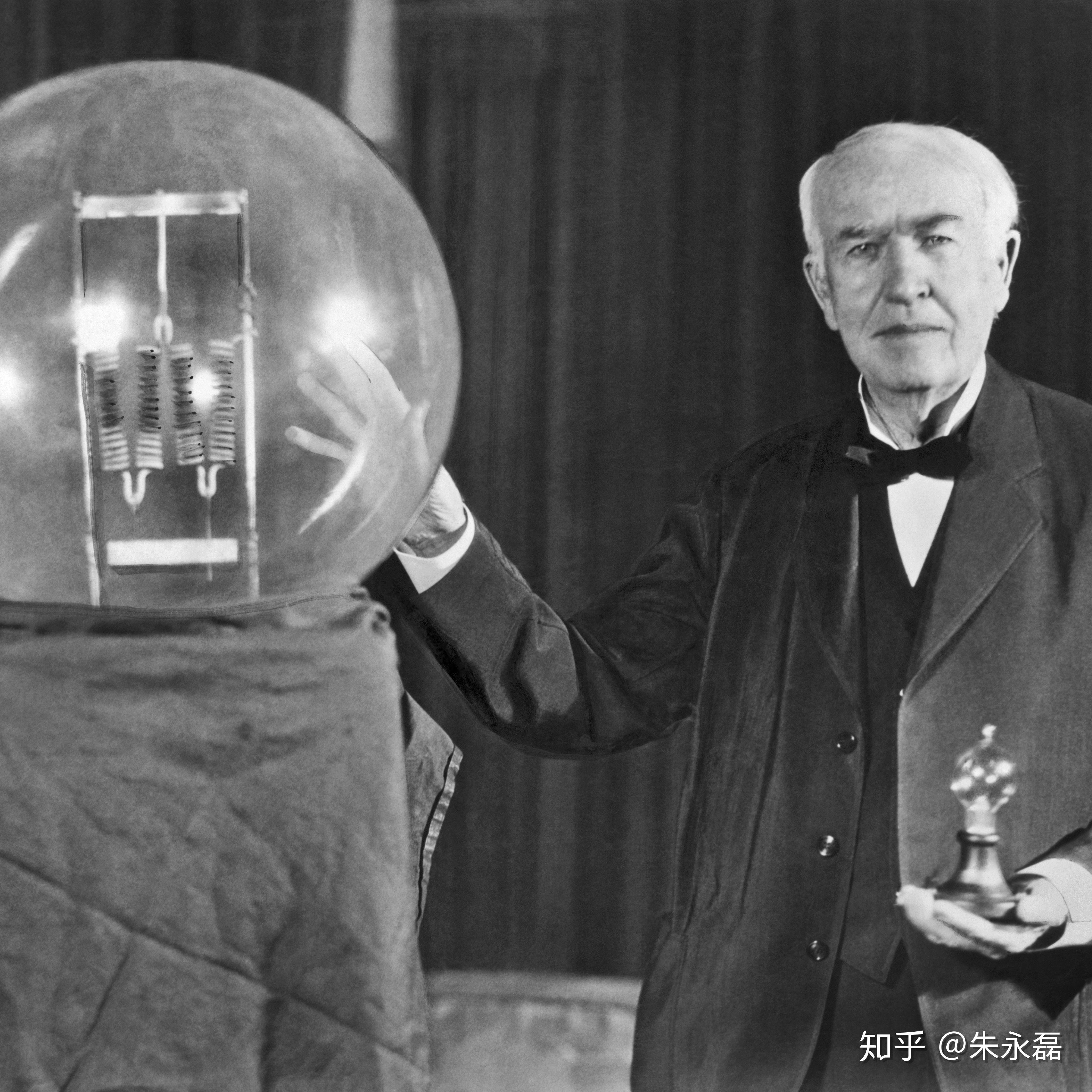 swan)和美国的爱迪生(thomas edison)在差不多同一时期先后发明了白炽