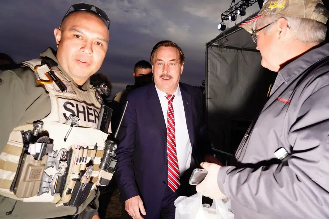 69集会现场随处可见的maga帽子和f**k拜登标语.