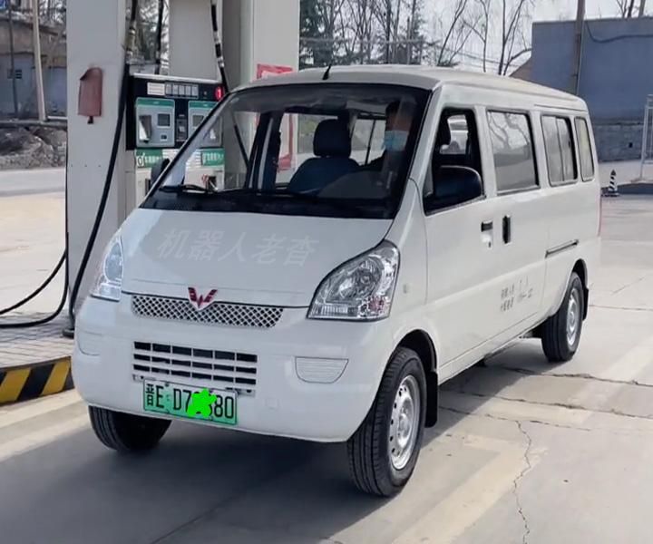 还是那个熟悉的造型,五菱荣光ev新能源绿牌电动面包车客运版来了