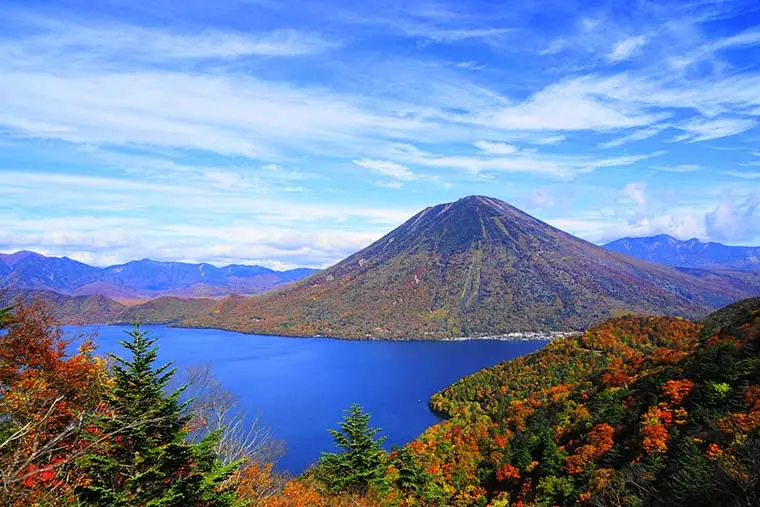 中禅寺湖位于海拔1269米,是日本最高的天然湖泊.