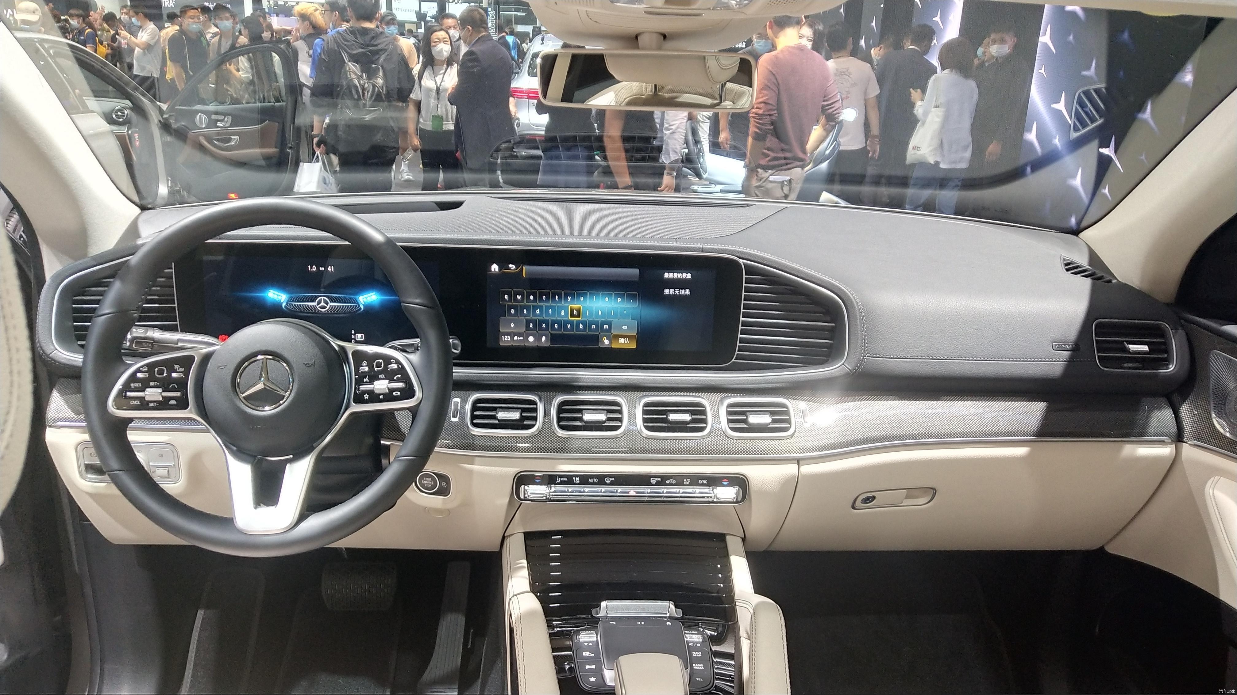 全新奔驰gle coupe的内饰采用了和全新gle相同的设计,它采用了一个很
