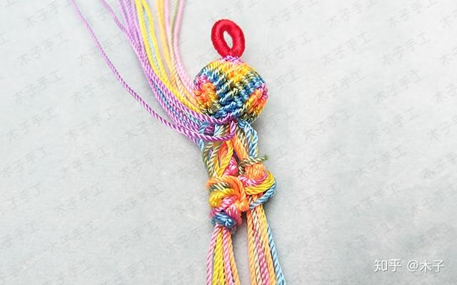 线剪短,塞进粽子里面,不超过1cm长,不然塞不进那么多,要塞香丸什么的