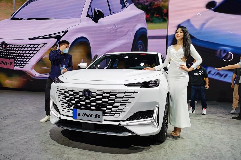 广州车展长安汽车unik亮相展馆现场美女模特与新车争艳