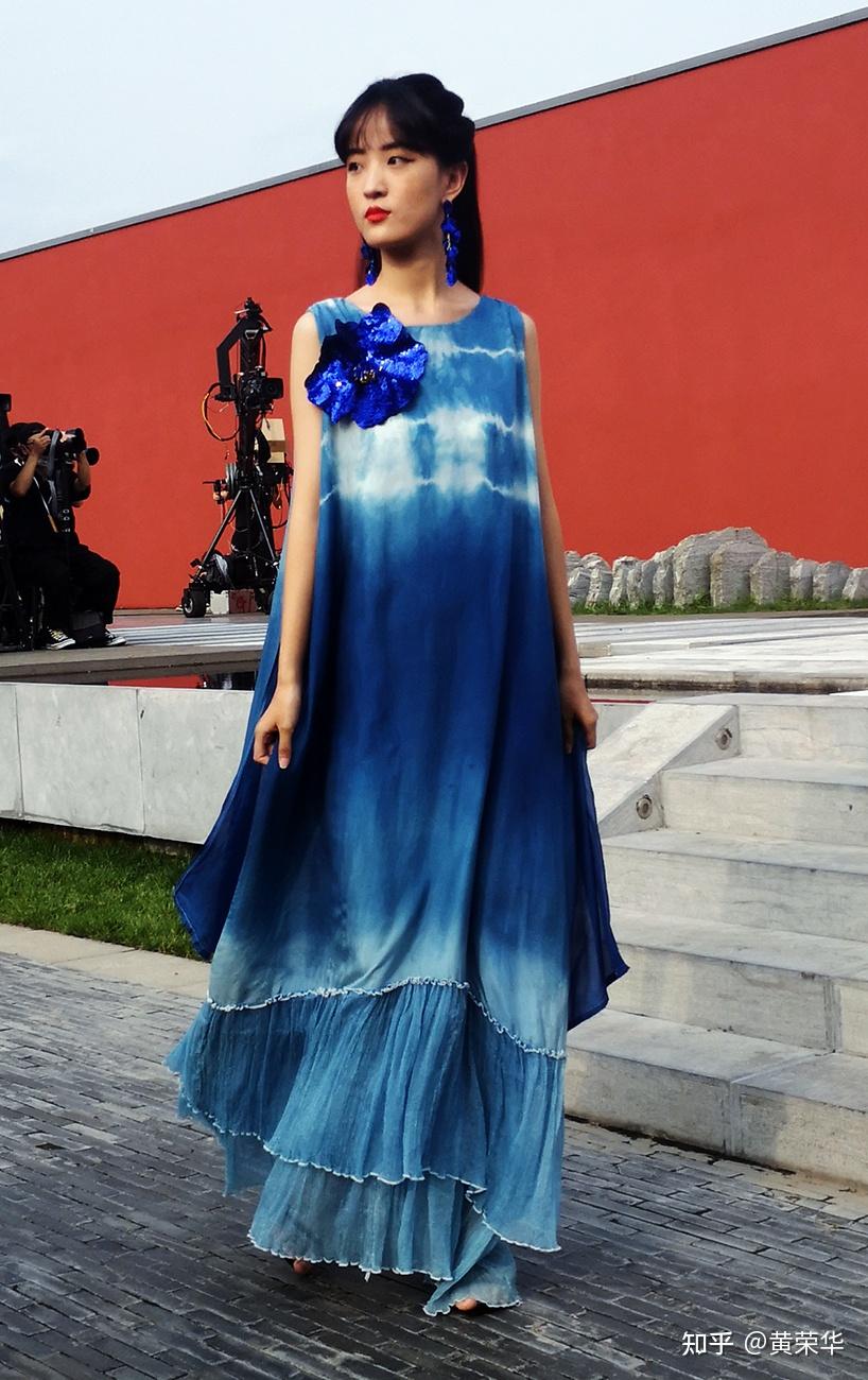 纺织非遗光耀东方北京时装周植物染服装赏析