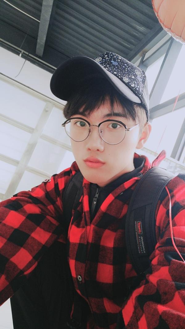 一个常年戴眼镜的人,突然摘下眼镜戴上隐形会有多惊艳?