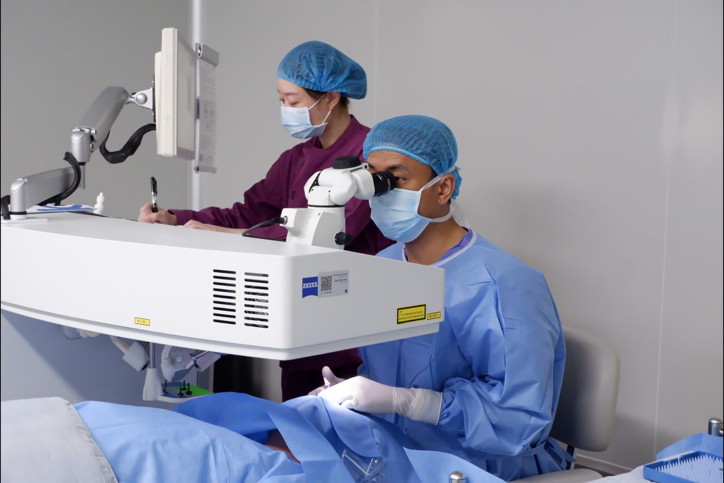 机器人控制人体内的激光有可能提高微创外科手术的效果_进行