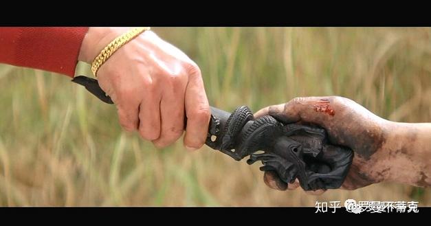 多层次多角度角色,描绘出一幅当时香港黑社会的群像至今豆瓣评分仍在