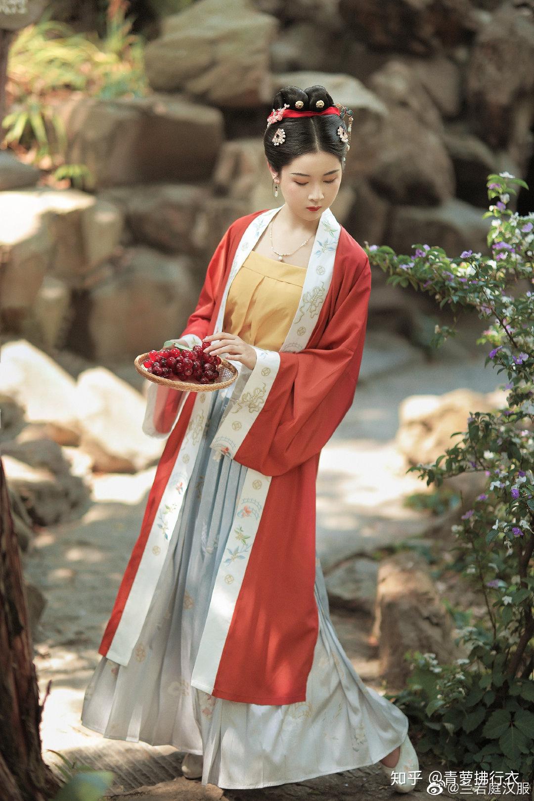 汉服和一堆现代衣服该买哪一个? - 知乎