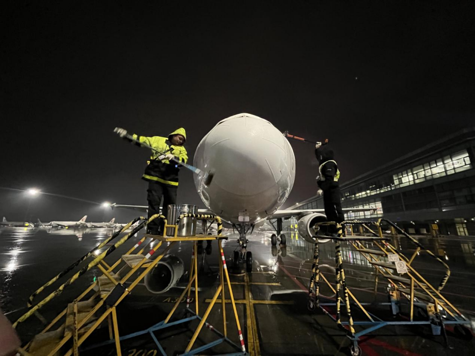 迎战龙年首个寒潮看风雪中的东航温度