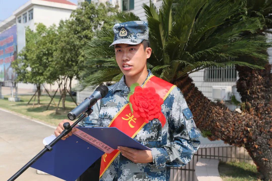 与热血仍记得训练场上摸爬滚打练就的一身武艺不忘记野外驻训披星戴月