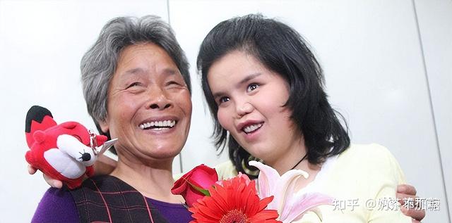 农民捡到坑面女婴,哥哥做苦力为妹妹整容,变美后她嫁给哥哥!