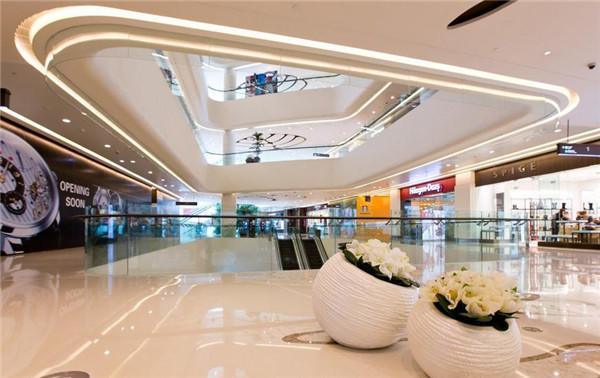 更别说,大理石地面的打理费用,为了保持大理石地面光亮的效果,商场和