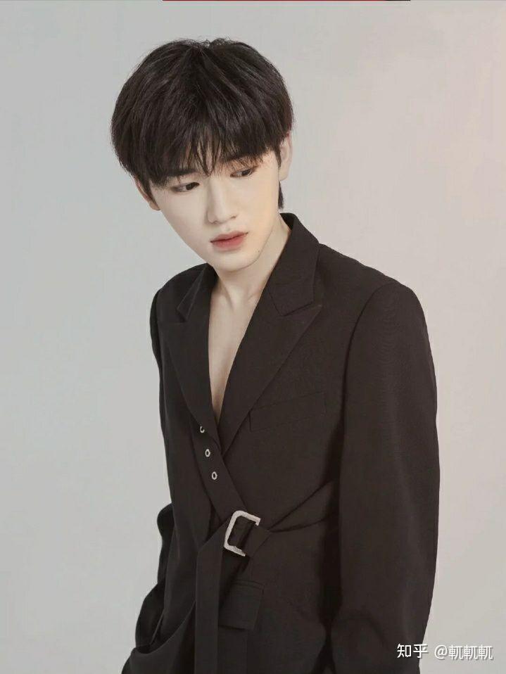 来点小宋宋亚轩近期的帅图神图我是唯粉不要有文或其他的人