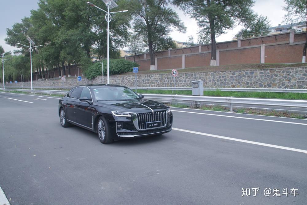 紅旗h9在豪車林立的c級車領域中國品牌紅旗飄揚