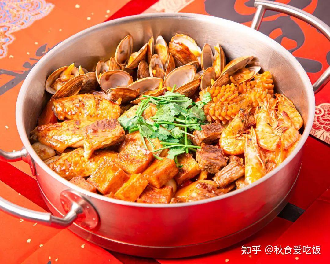 红格美食：自制美味鸡肉串，串上大葱特别香，放在锅里煎一煎__凤凰网