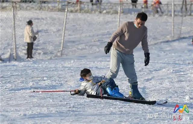 据了解,振兴冰雪世界于元旦正式开园,该园设置了配套完善的滑雪场练习