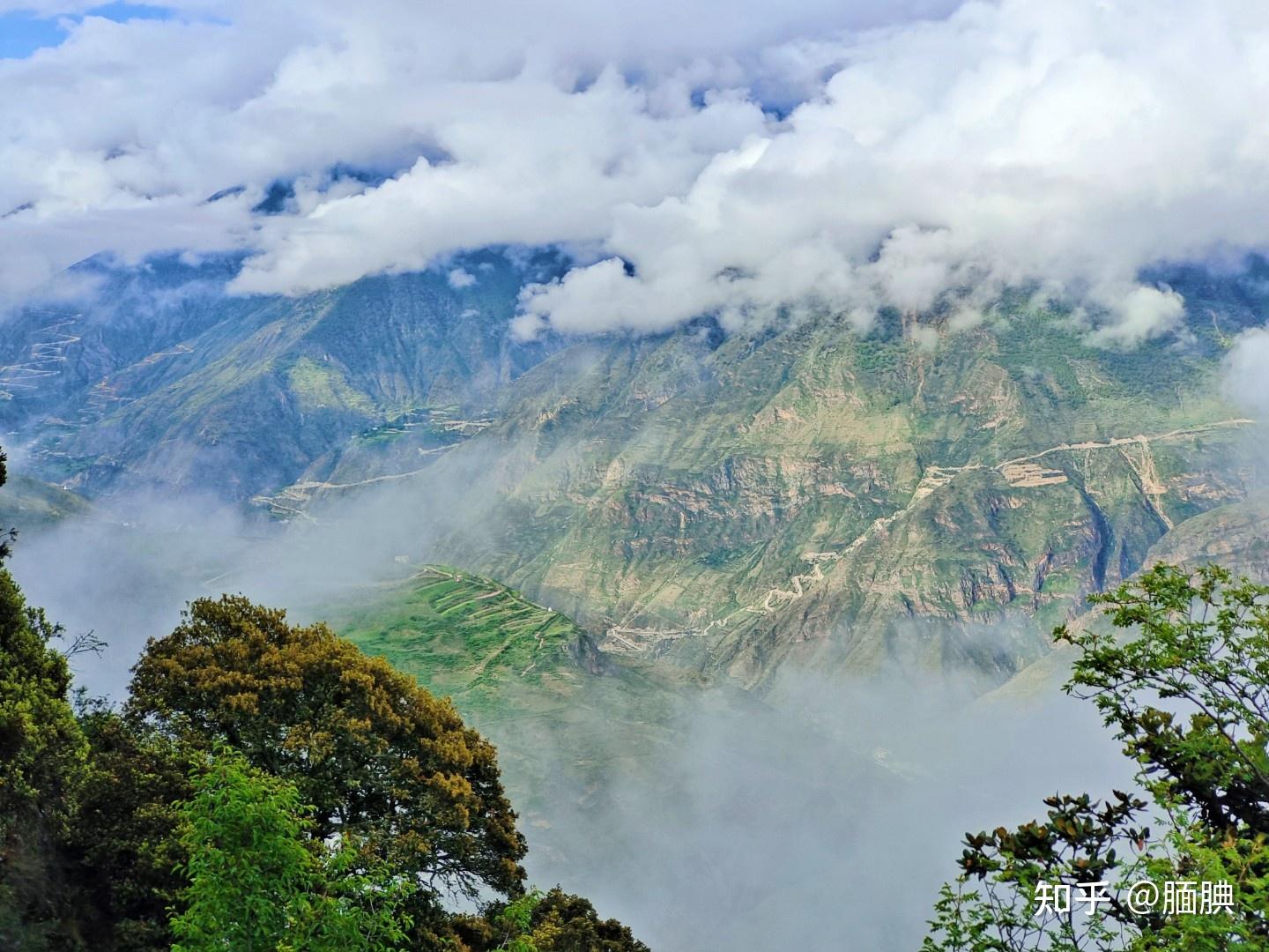 接下来,我将介绍得荣的几个景点1.