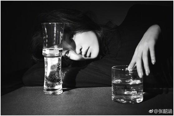 那段时间,铺天盖地都是她的负面新闻,张韶涵把自己封闭起来,不敢出门.