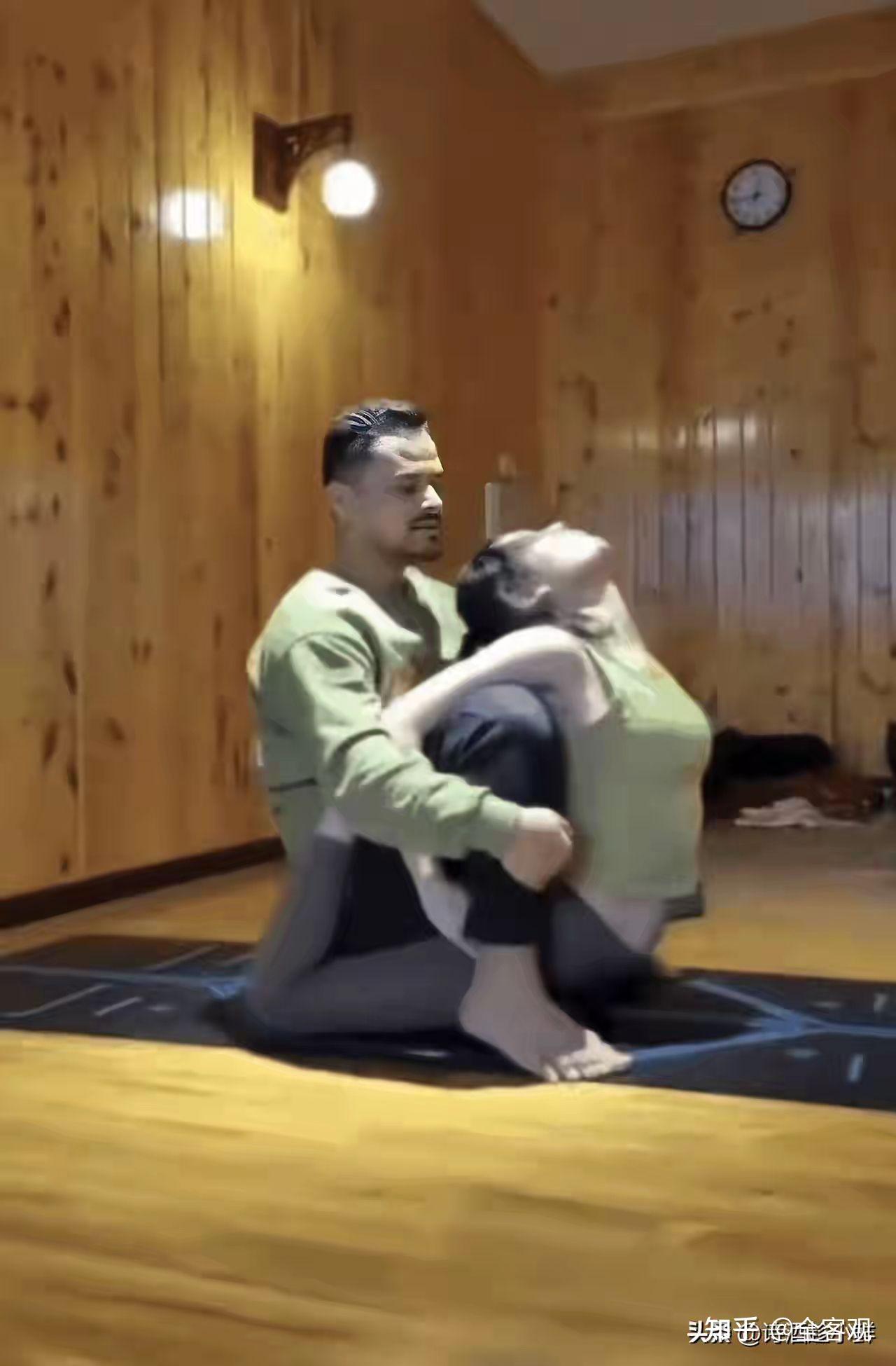 高抬腿+腰部扭转:现代瑜伽常见动作