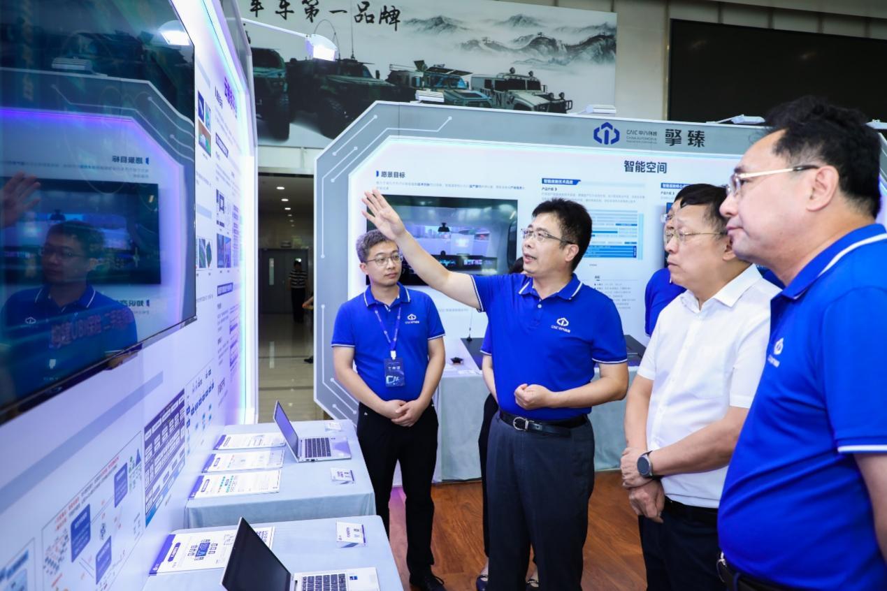 东风技术中心副主任汪俊君,史建鹏参观展厅东风鸿泰