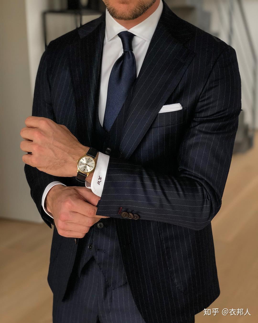 为什么西装袖子袖口处要缝一排钮扣呢?有什么作用吗? - 知乎