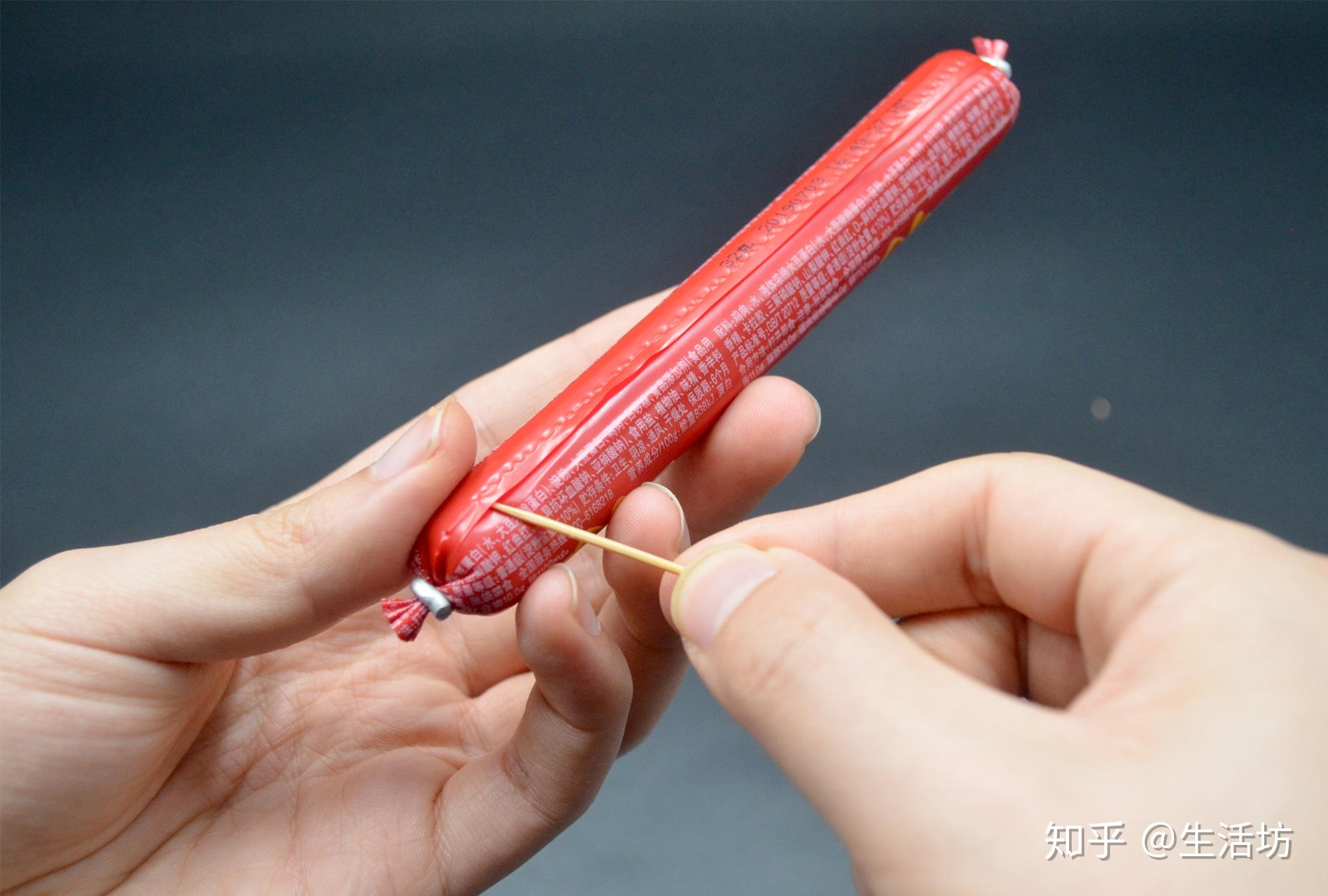 原来火腿肠铝环下面藏着个小机关轻轻一拉完整打开学学吧