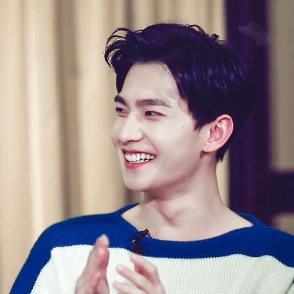 杨洋同学不笑的时候,是冷脸酷guy,是腹黑霸总,然而,当他微笑时,瞬间