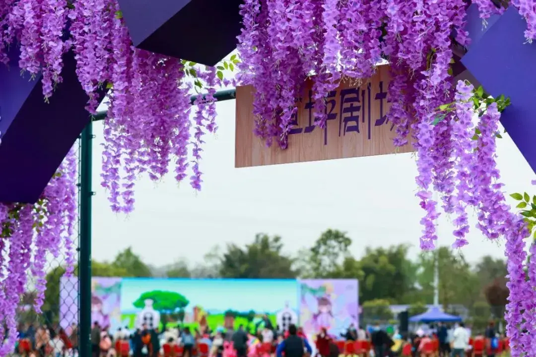 扫描下方二维码一起踏青赏花汉服小姐姐带你走进新都芳华桂城封面新闻