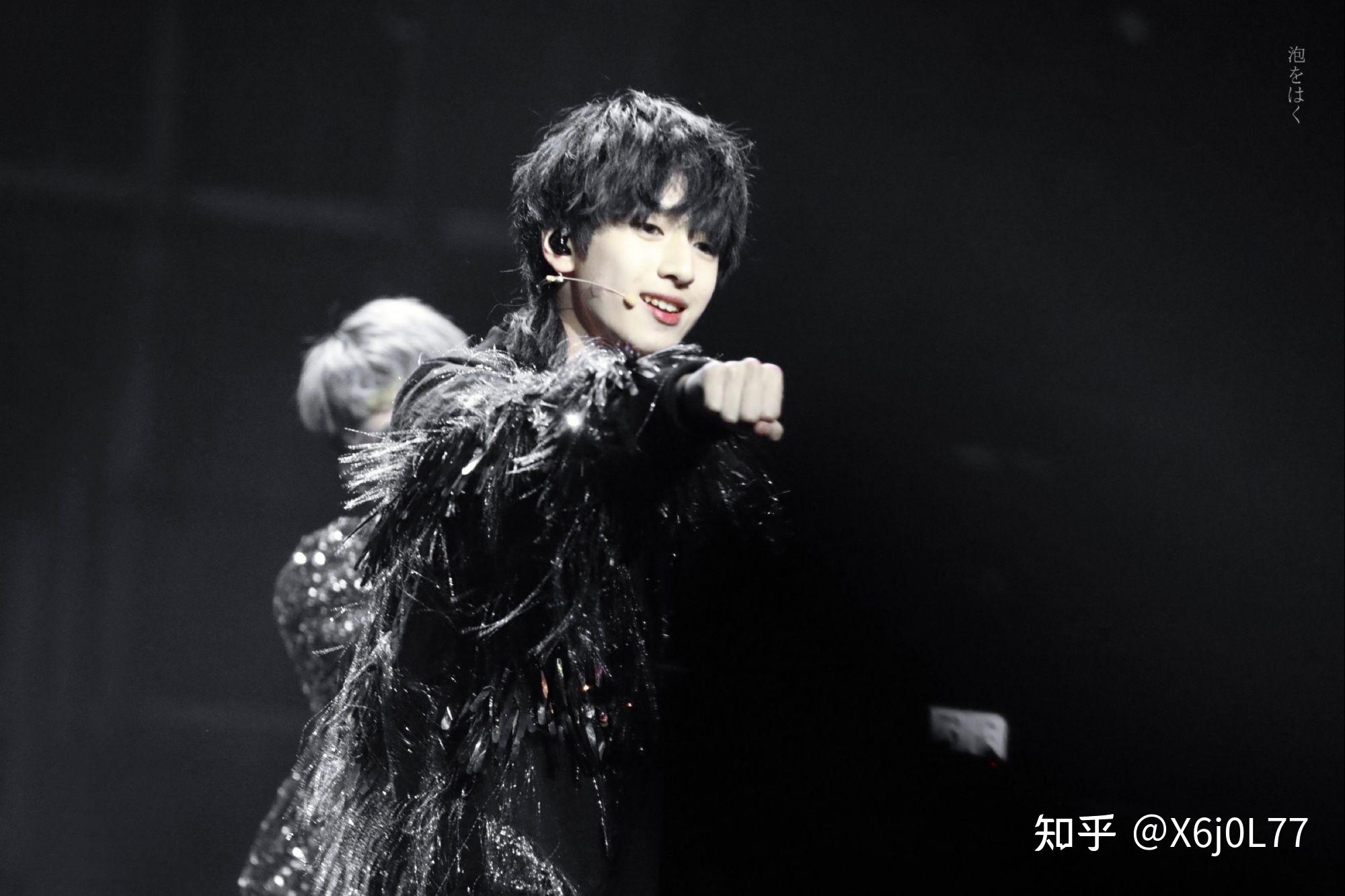 可以分享一下严浩翔的舞台造型图片吗? - 知乎