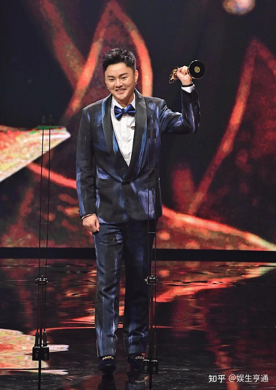 金曲庆功许富凯收到朋友传的照片一点开68是爸爸看他夺歌王痛哭流涕