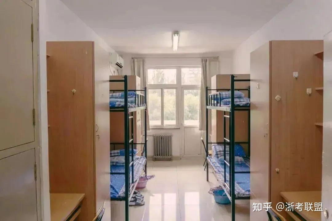 北京大学校内宿舍大多数均为四人间,但不排除有少量的六人间.