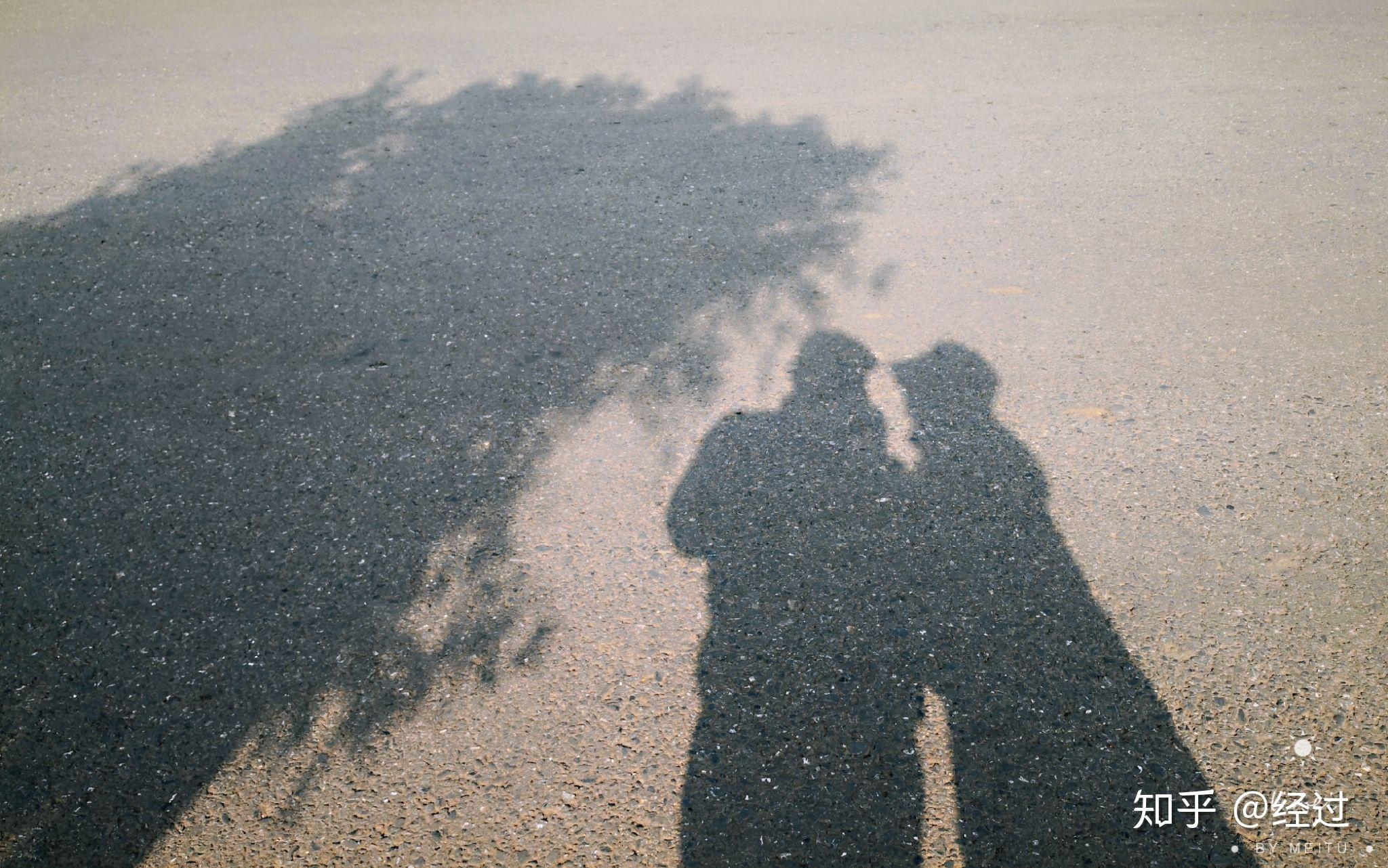 怎么一个人拍出两个人的牵手照啊?