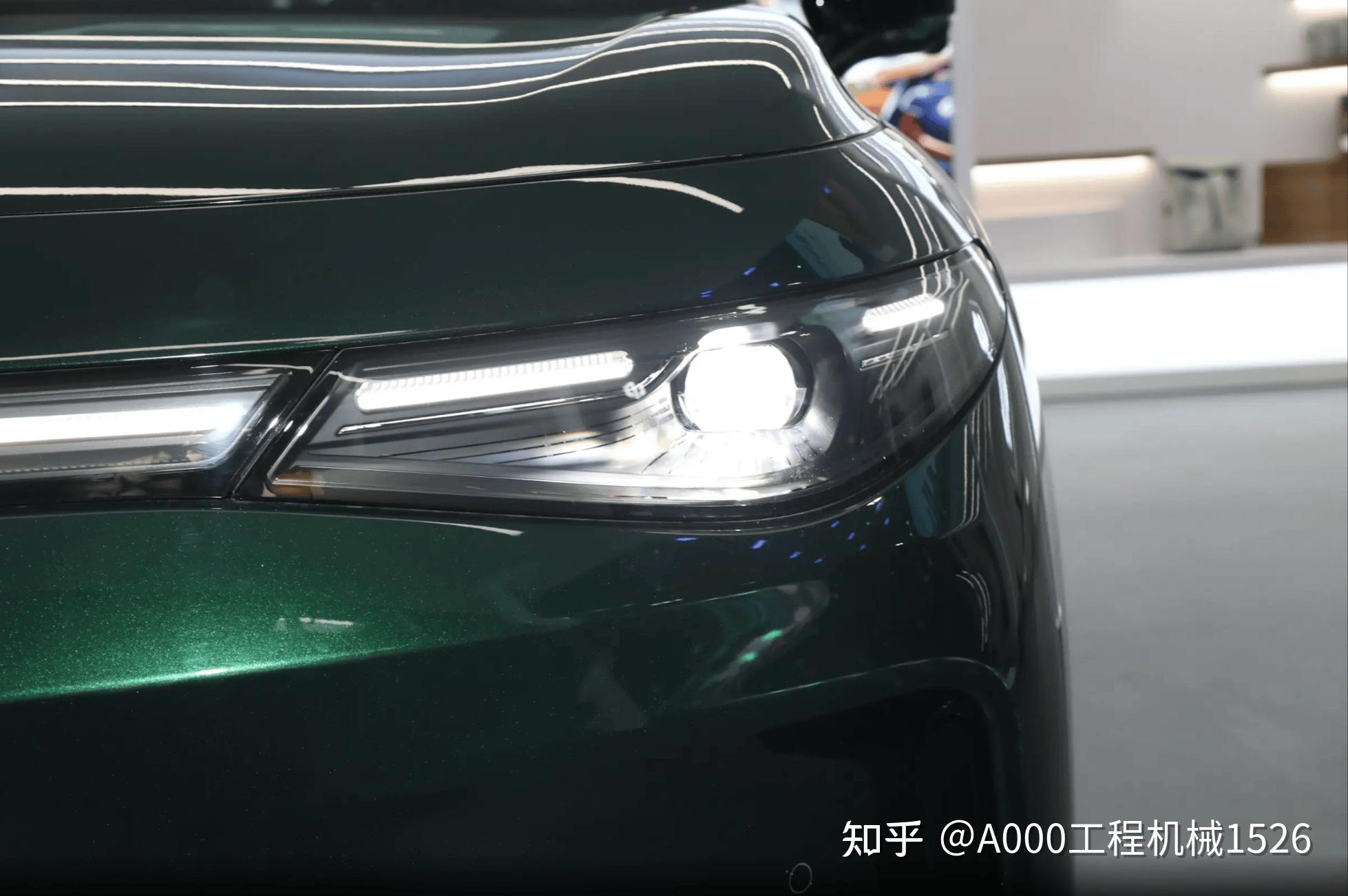 车辆与大自然融为一体,无论是在城市的繁华街道还是在郊外的宁静小道