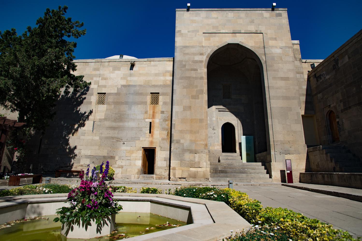 巴库城中的旅游景点,首推三大世界文化遗产:巴库古城,以及城中的