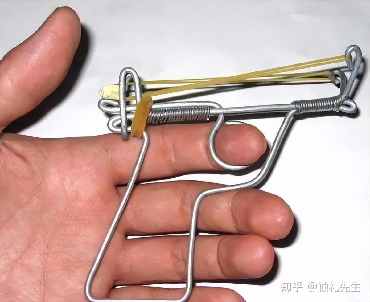 当事人售卖的火柴枪却是这样的:有金属枪管,又有击发装置,你说这是