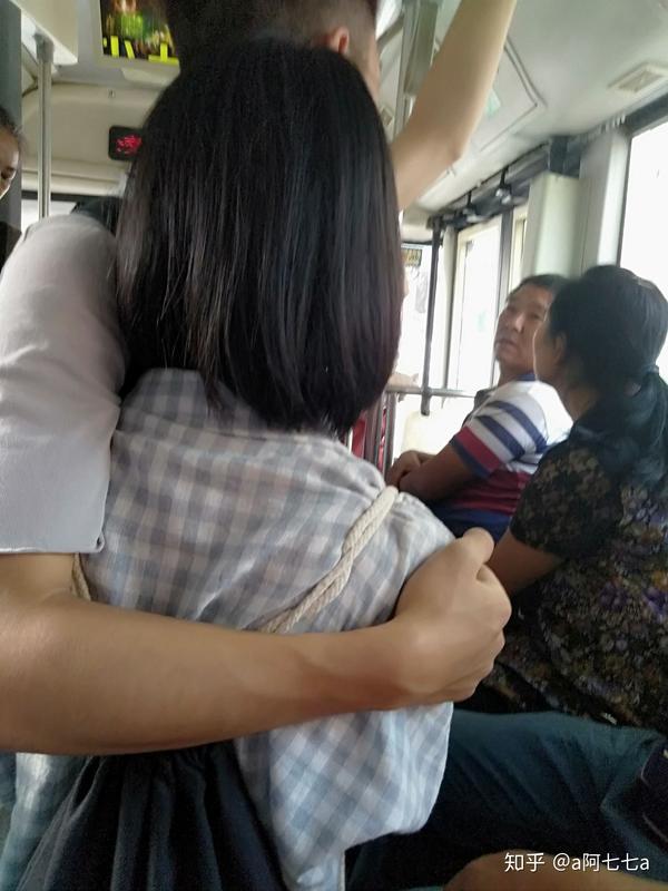 公交车上,被挤得成肉饼的我