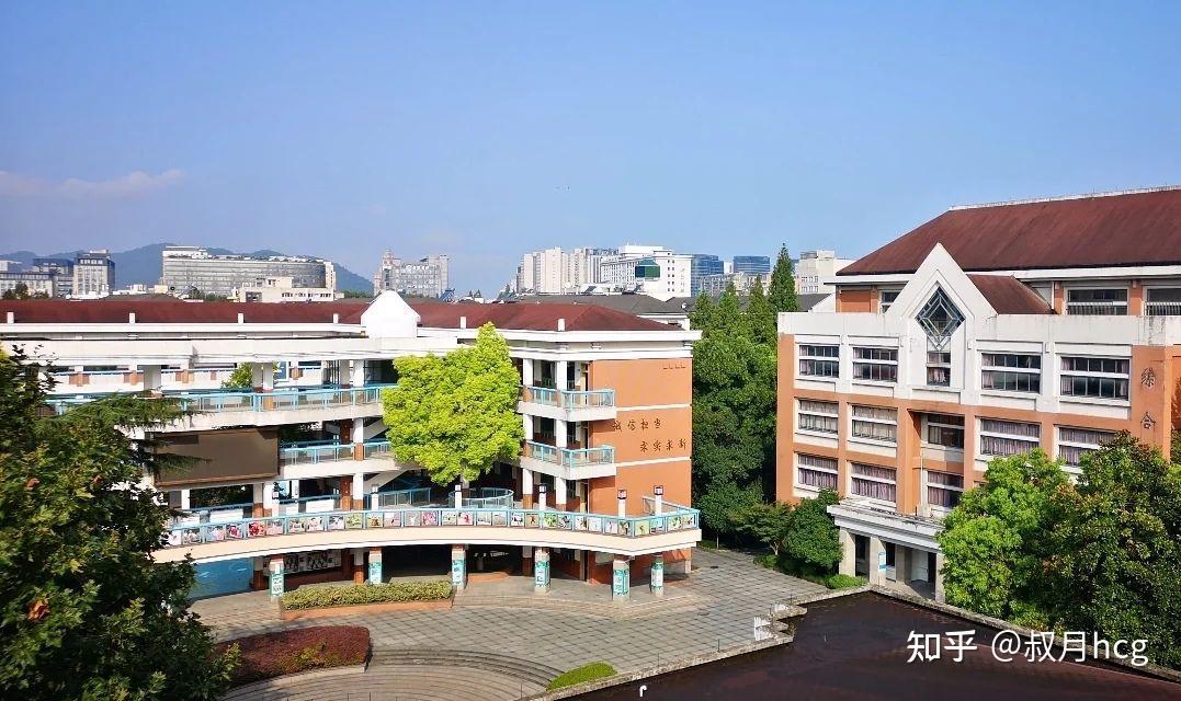 西湖边的保俶塔实验学校