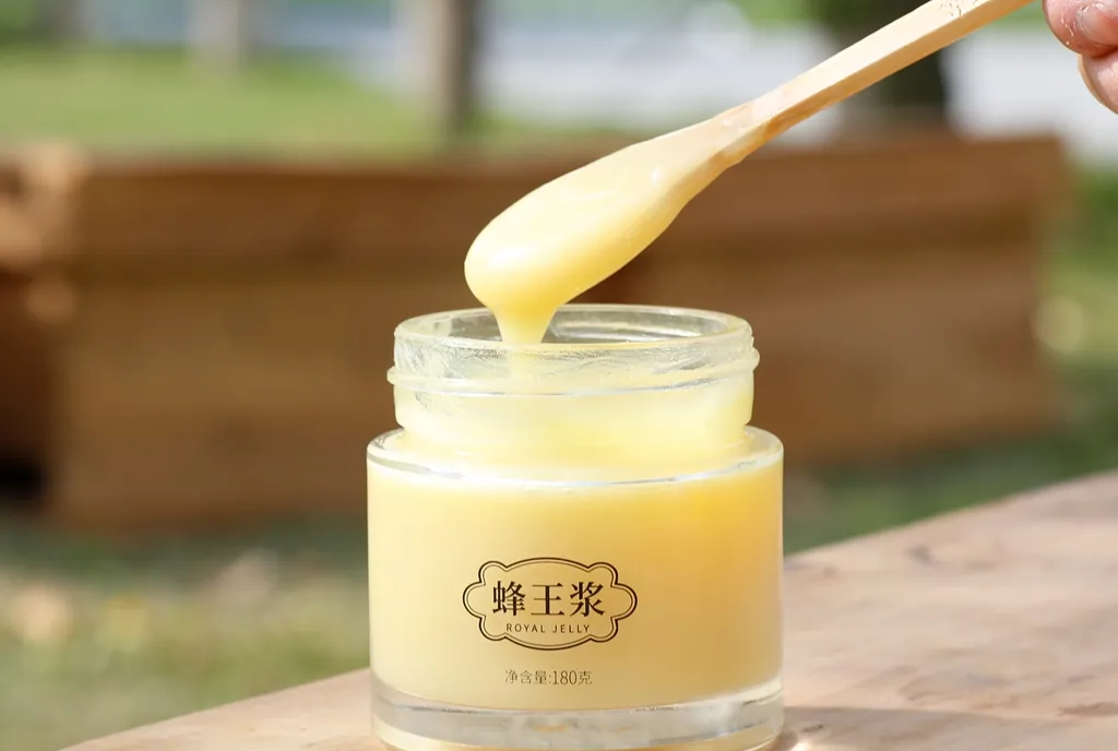 蜂农居然这样骗取蜂王终生食用的蜂王浆建议收藏