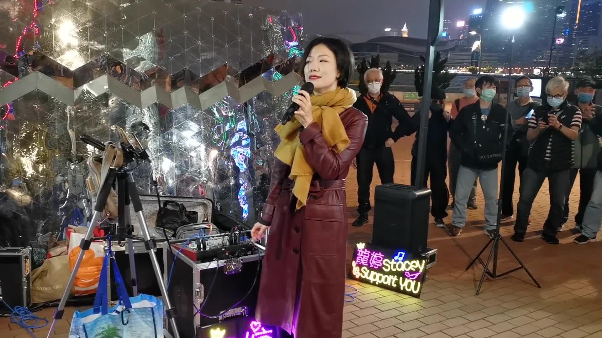 香港旺角小龙女从香港街头唱到快手再登央视街头演唱四季歌