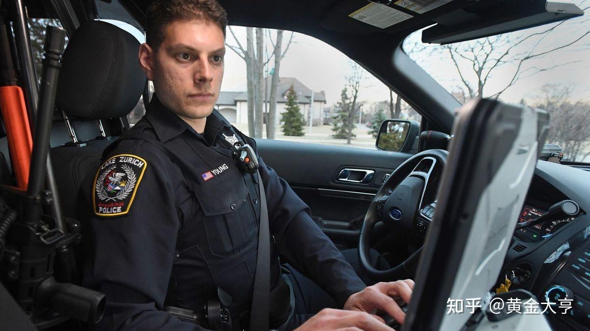 在日本美国这样的国家穿西装的刑警比穿制服的刑警级别高吗警察的具体