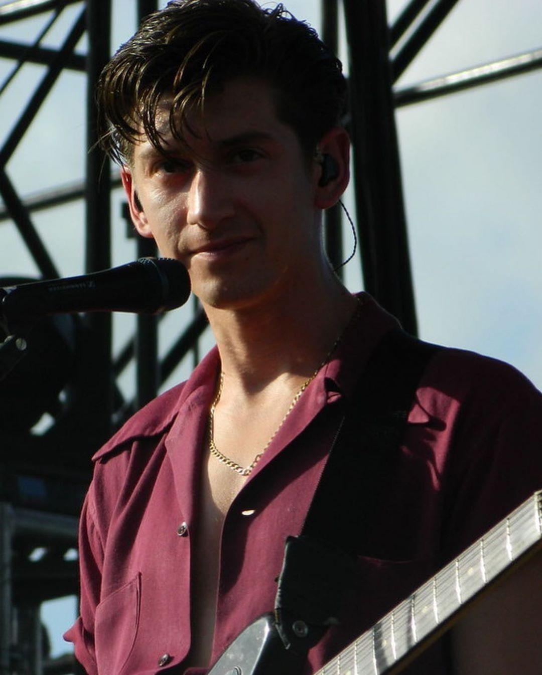 有哪些高颜值的摇滚乐手? - 知乎