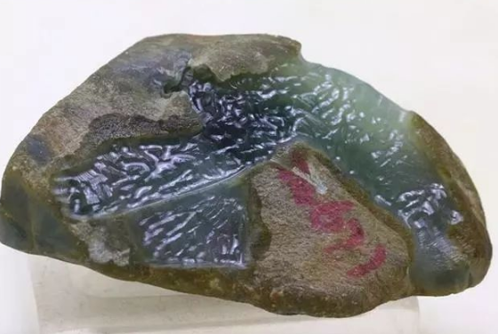 5万淘的翡翠原石,剥开一片光,加工成品你来打个分?