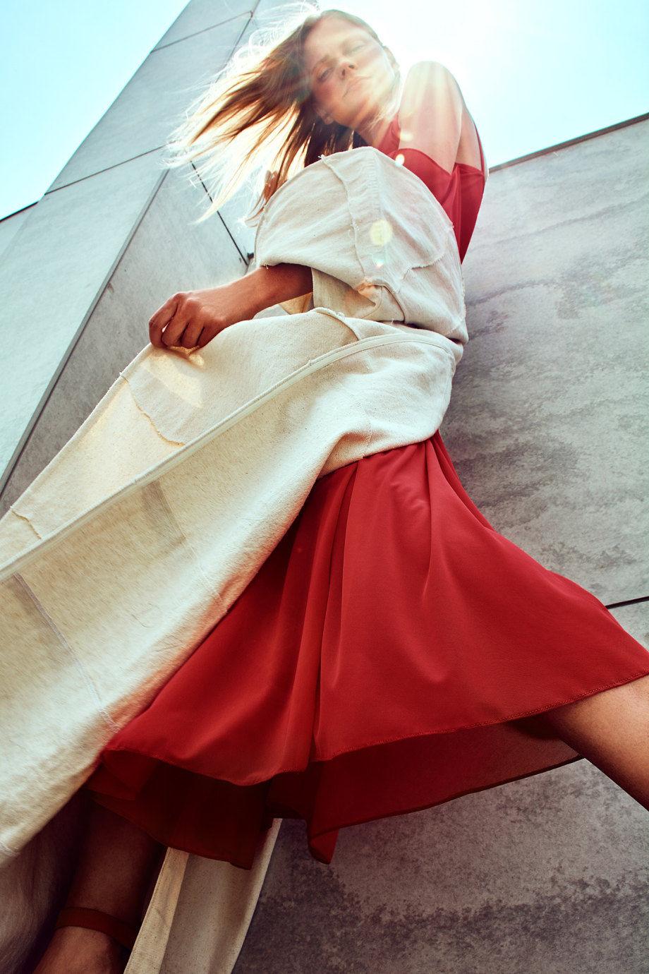 仰视角拍摄的超模