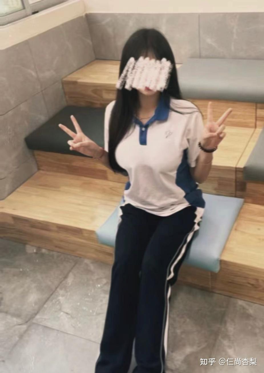 高中女生胸校服图片